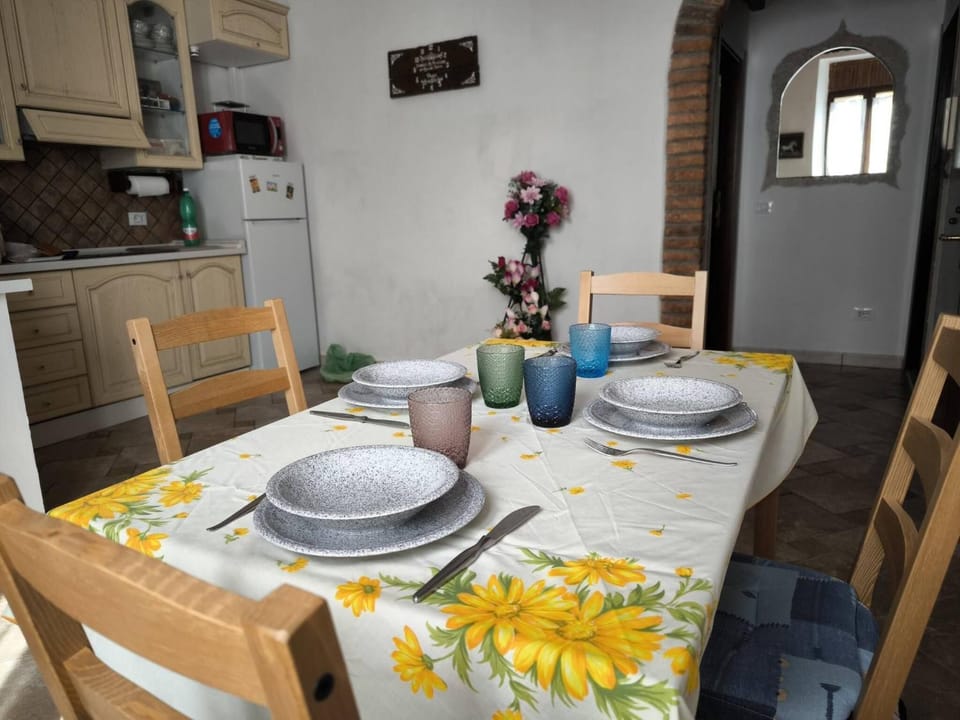 Food and drinks, Dining area, Food