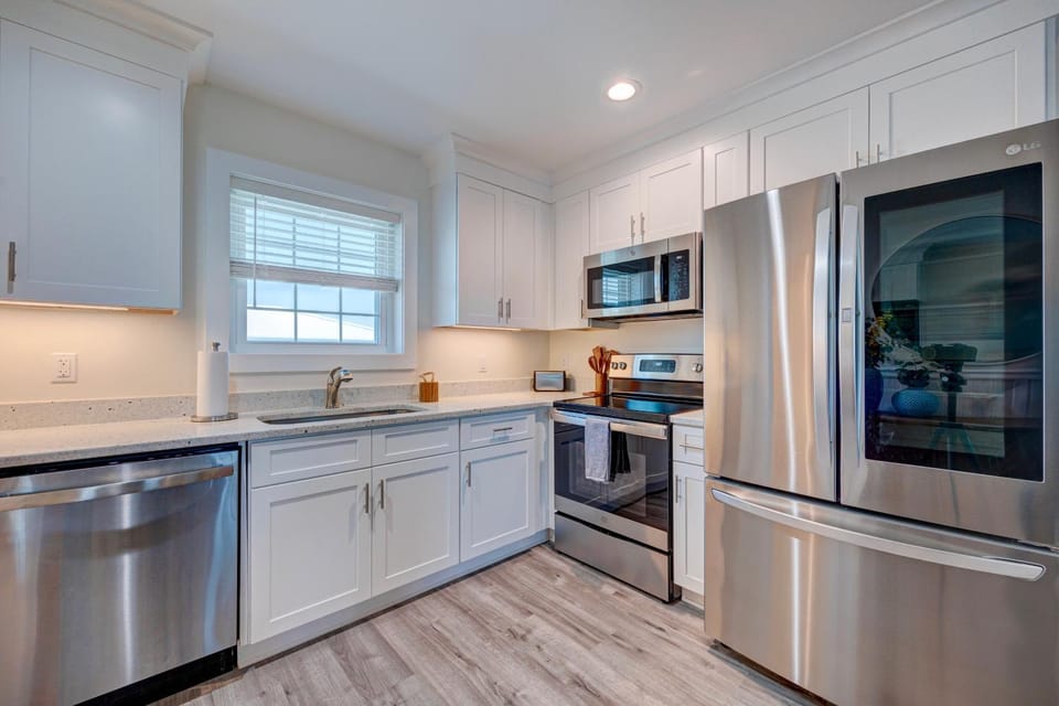 Day, dishwasher, microwave, oven, kitchen