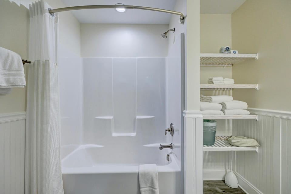 3005 Queen Suite, 3rd Floor Surfside Hotel in Surf City