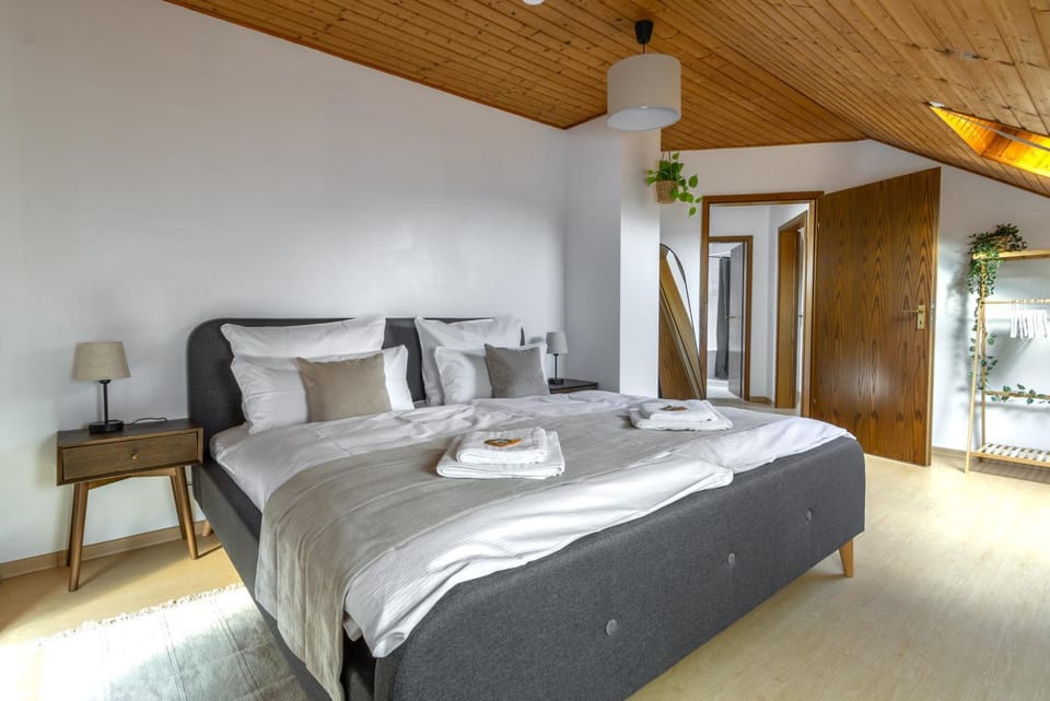 Bed, Photo of the whole room, Bedroom, towels, towels