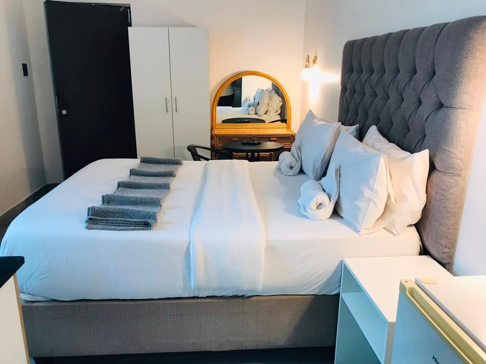Neo & Ruks Sleep & Go Boston Belleville Apartment in Cape Town