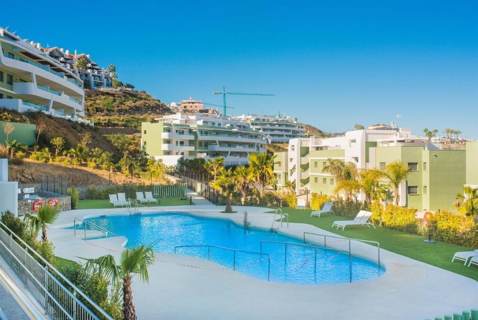 Garden apartment with spa, outdoor pool & parking Apartment in Sitio de Calahonda