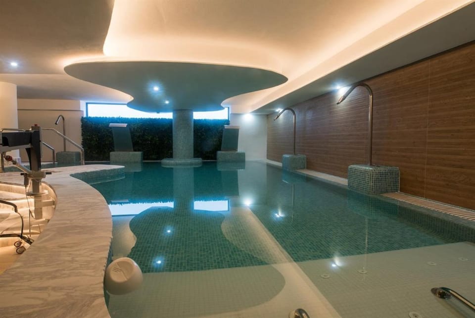 Garden apartment with spa, outdoor pool & parking Apartment in Sitio de Calahonda