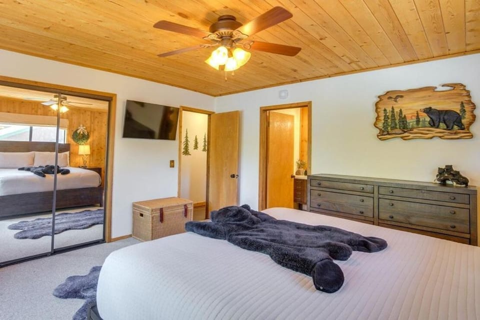 The Drowsy Den With Firepit & BBQ Plus Large Patio House in Big Bear