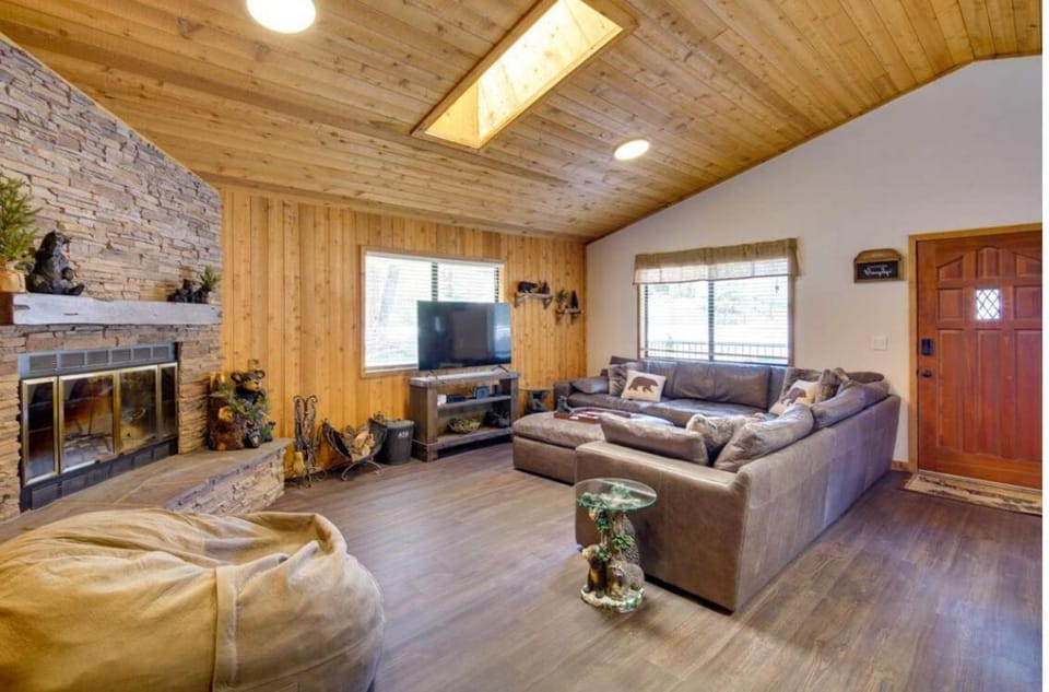 The Drowsy Den With Firepit & BBQ Plus Large Patio House in Big Bear