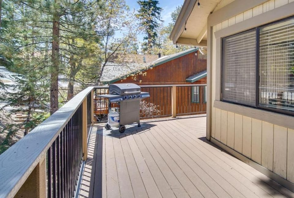 The Drowsy Den With Firepit & BBQ Plus Large Patio House in Big Bear
