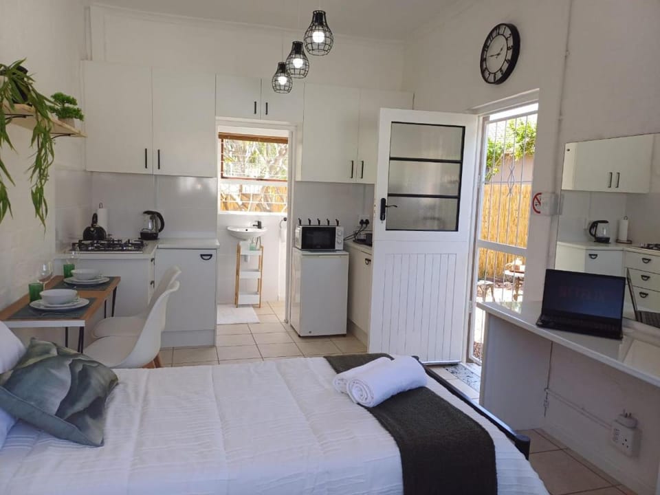 Bed, Kitchen or kitchenette, Dining area, Bedroom, stove