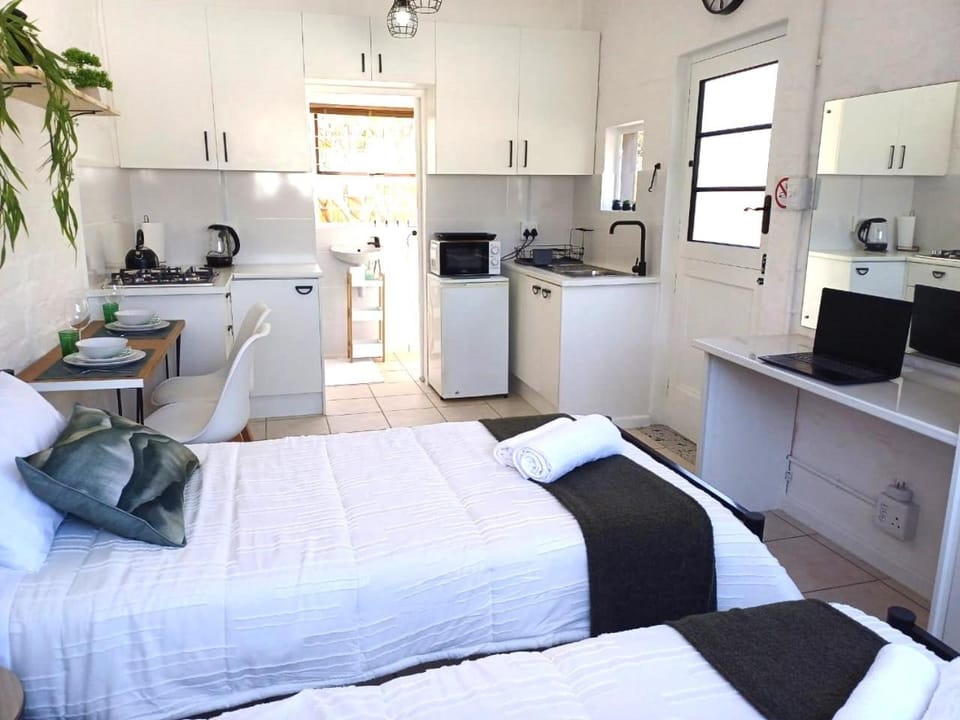 Bed, Kitchen or kitchenette, Photo of the whole room, Bedroom, stove