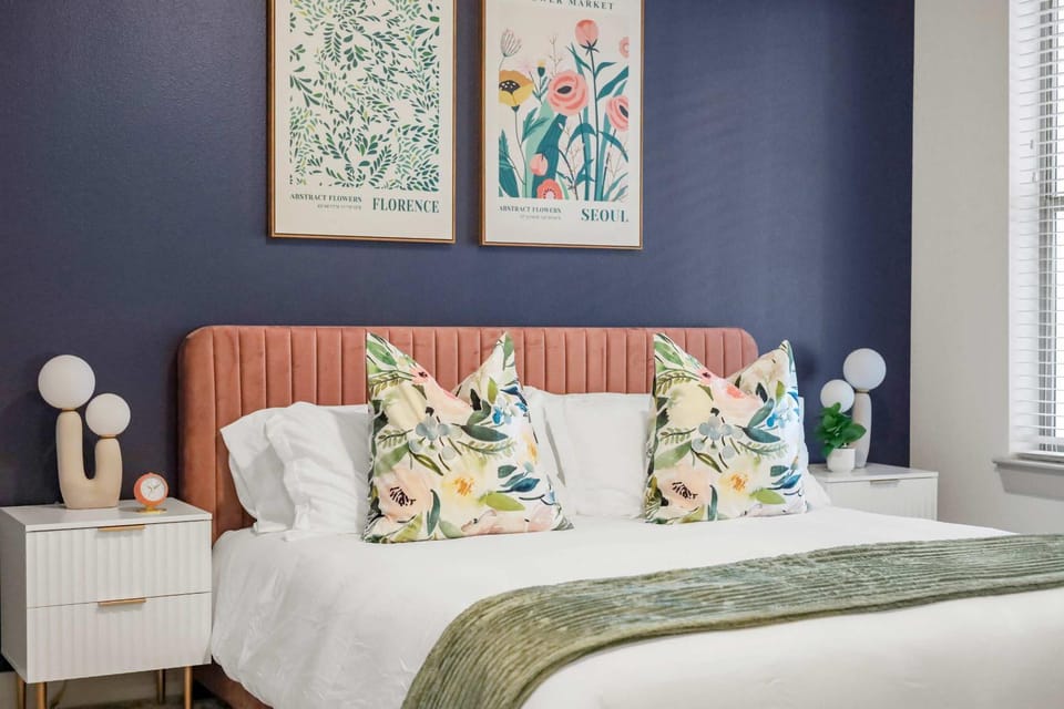 Bed, Photo of the whole room, Decorative detail, Bedroom