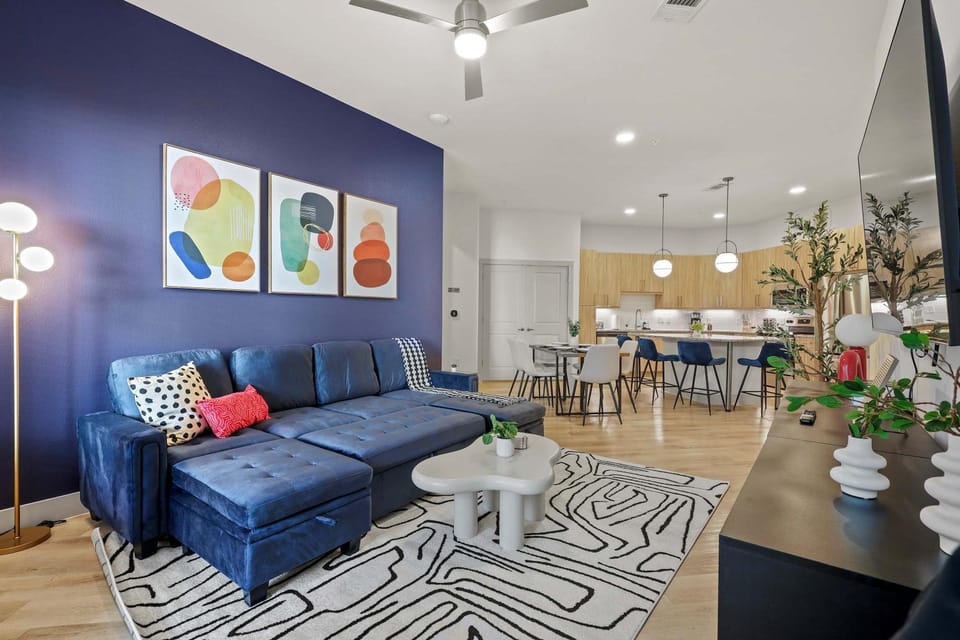 TV and multimedia, Living room, Seating area, Dining area, fireplace