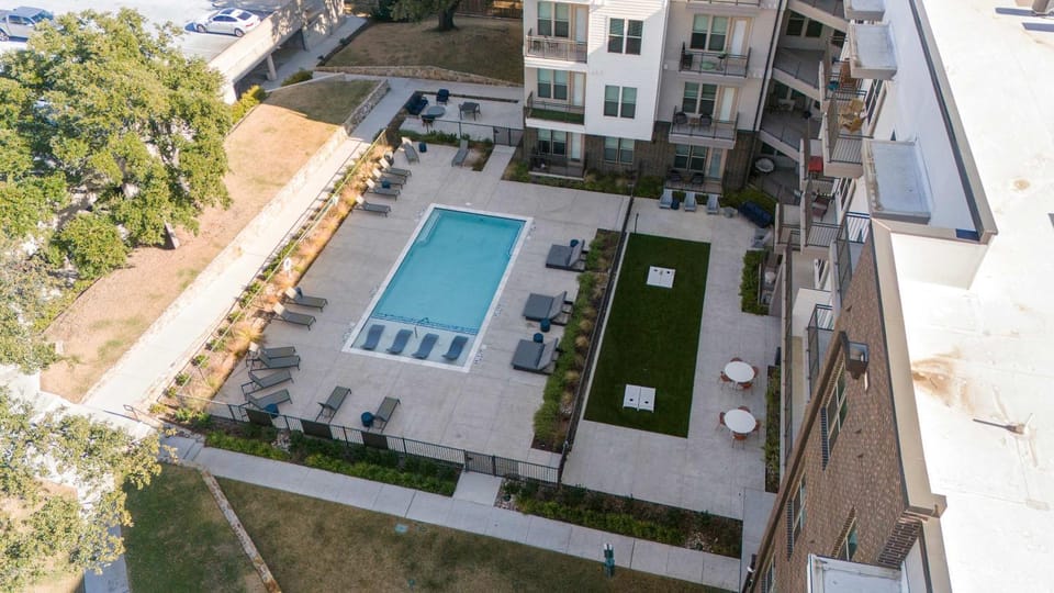Property building, Day, Neighbourhood, Pool view, Street view, Swimming pool, Location, Parking, sunbed