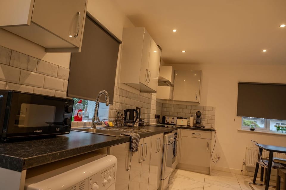 4br-sleeps8-privategarden-freeparking House in Nottingham
