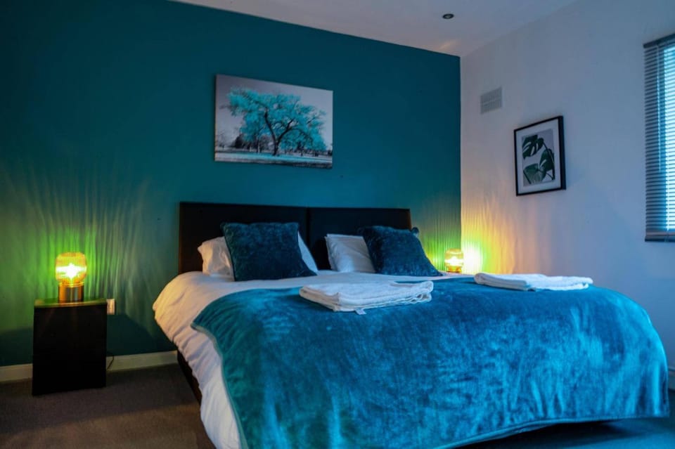 4br-sleeps8-privategarden-freeparking House in Nottingham