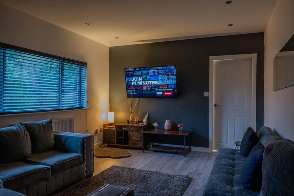 4br-sleeps8-privategarden-freeparking House in Nottingham