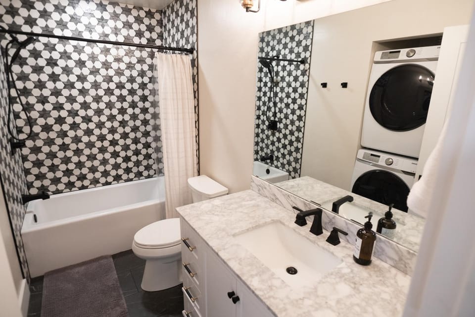 Shower, Toilet, Bathroom, Bath, washing machine, dryer