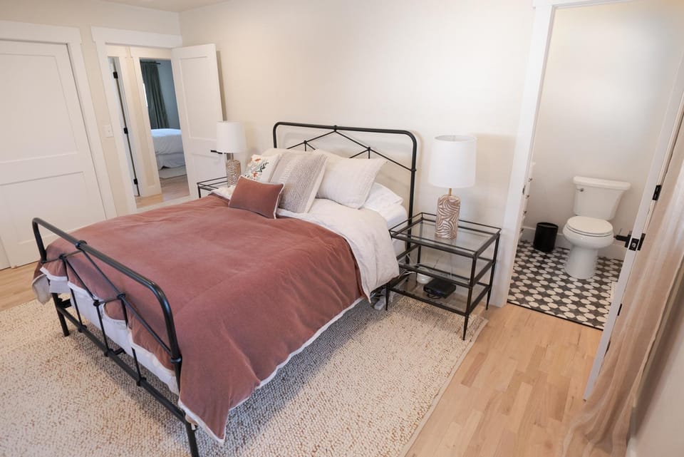 Bed, Photo of the whole room, Bedroom