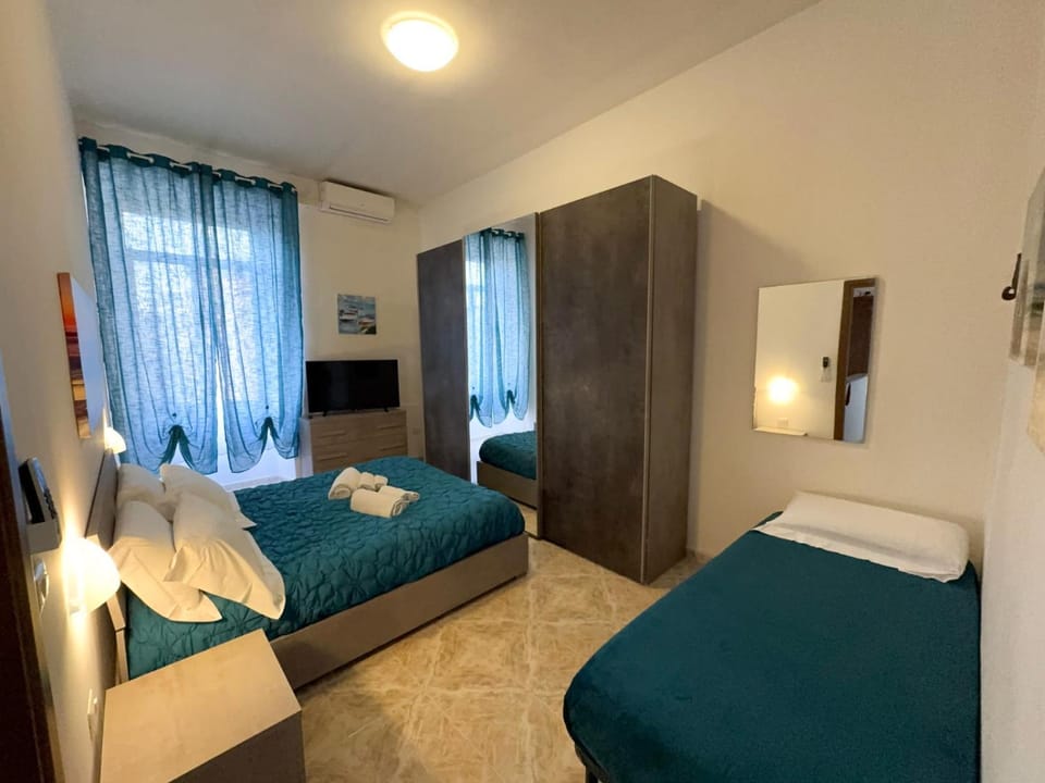 Bed, TV and multimedia, Photo of the whole room, Bedroom, towels, wardrobe