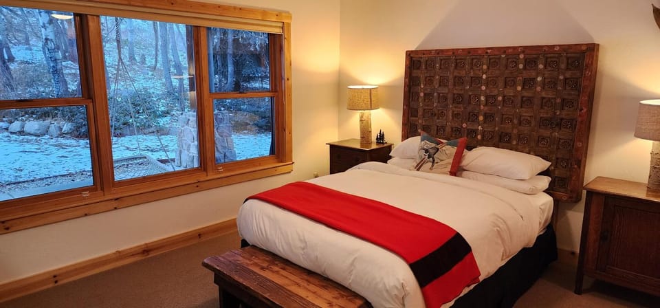 Sundance Spacious Vaulted Ceiling cabin, Hot tub, huge lawn Cabin in Sundance