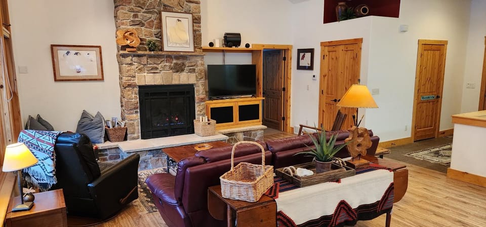 Sundance Spacious Vaulted Ceiling cabin, Hot tub, huge lawn Cabin in Sundance