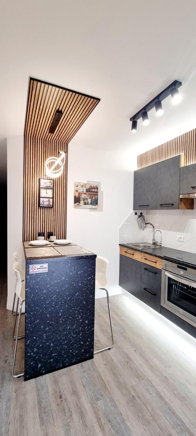 Kitchen or kitchenette, minibar