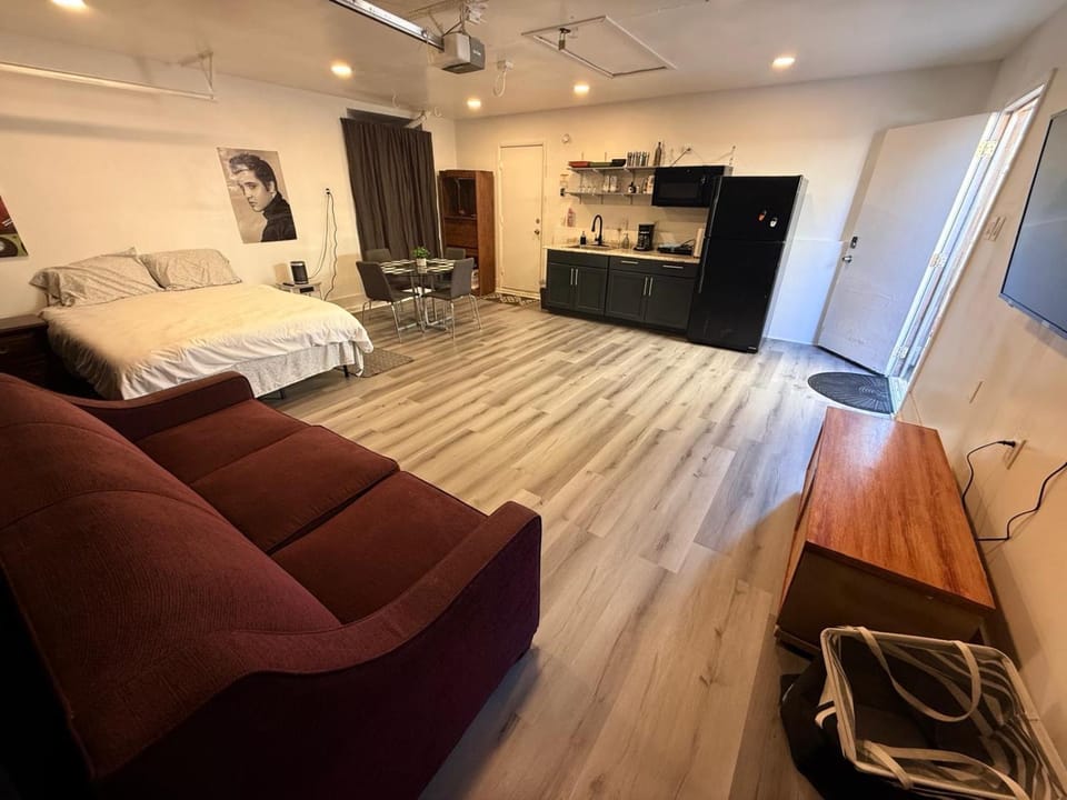 Bed, TV and multimedia, Kitchen or kitchenette, Living room, Photo of the whole room, Seating area, Dining area, Bedroom