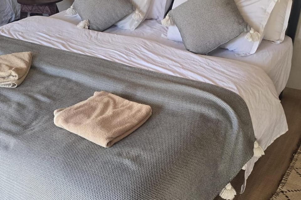 Bed, Bedroom, towels