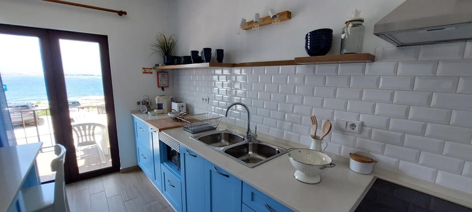 Natural landscape, Coffee/tea facilities, Kitchen or kitchenette, Sea view, stove
