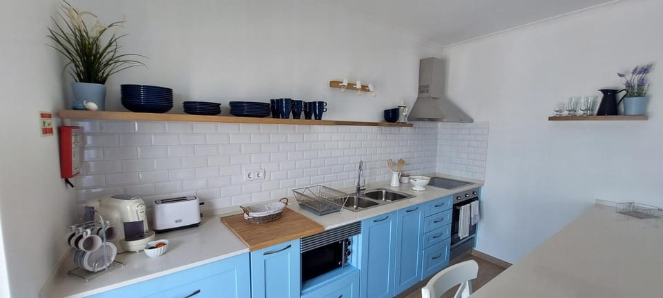 Coffee/tea facilities, Kitchen or kitchenette, stove, toaster