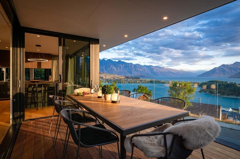 Dining area, Lake view