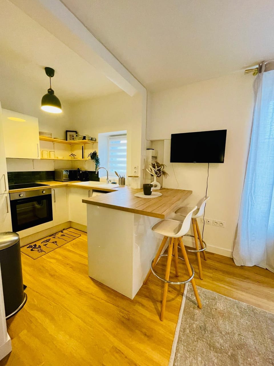 Kitchen or kitchenette, Dining area, minibar, oven, stove