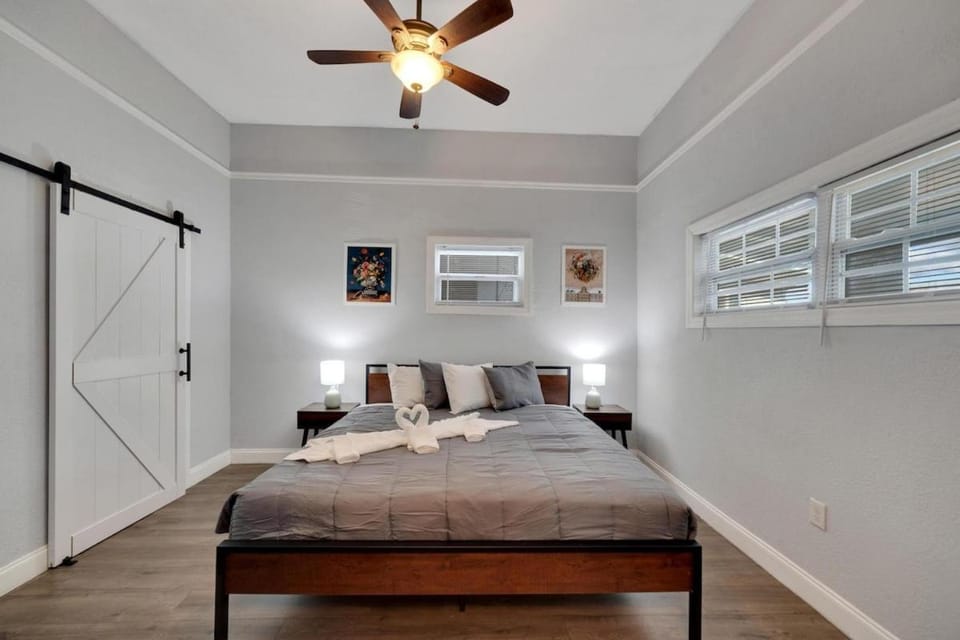 Spacious Bungalow, Modern, Cozy Comfort House in Tampa