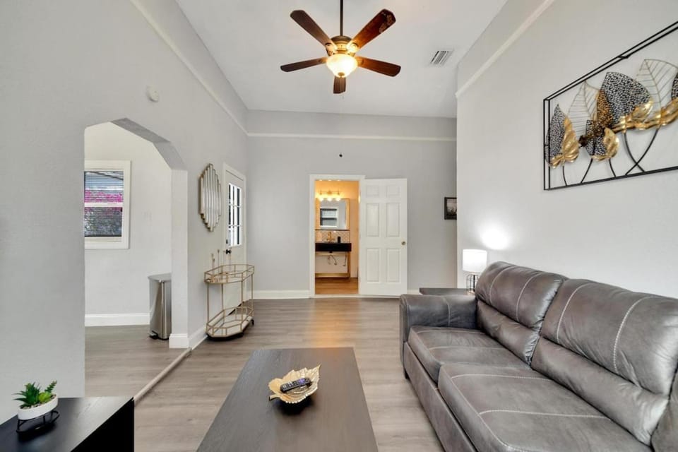 Spacious Bungalow, Modern, Cozy Comfort House in Tampa