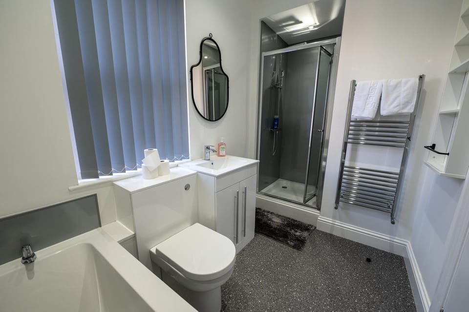Shower, Toilet, Bathroom, Bath, towels