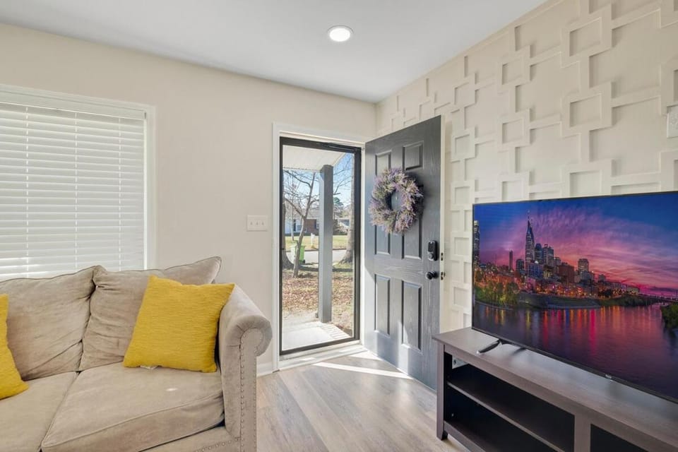 Chic home with king bed in Raleigh House in Raleigh