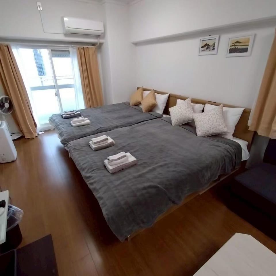 JR Shin-Osaka 2mins, Direct to Kansai Airport 關西空港直達,Shinkansen to Tokyo, Tokyo & Nagoya, Universal Studio 16 mins, Umeda 6 mins, Kyoto 25 mins, Early Check-In Apartment in Osaka