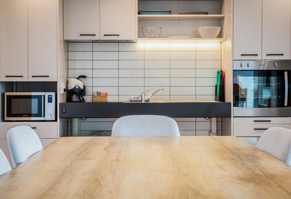 Kitchen or kitchenette, Dining area