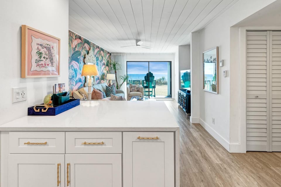 Gulf Front, Seagrove Beach, Sleeps 6, 1st floor, private beach access!! House in South Walton County