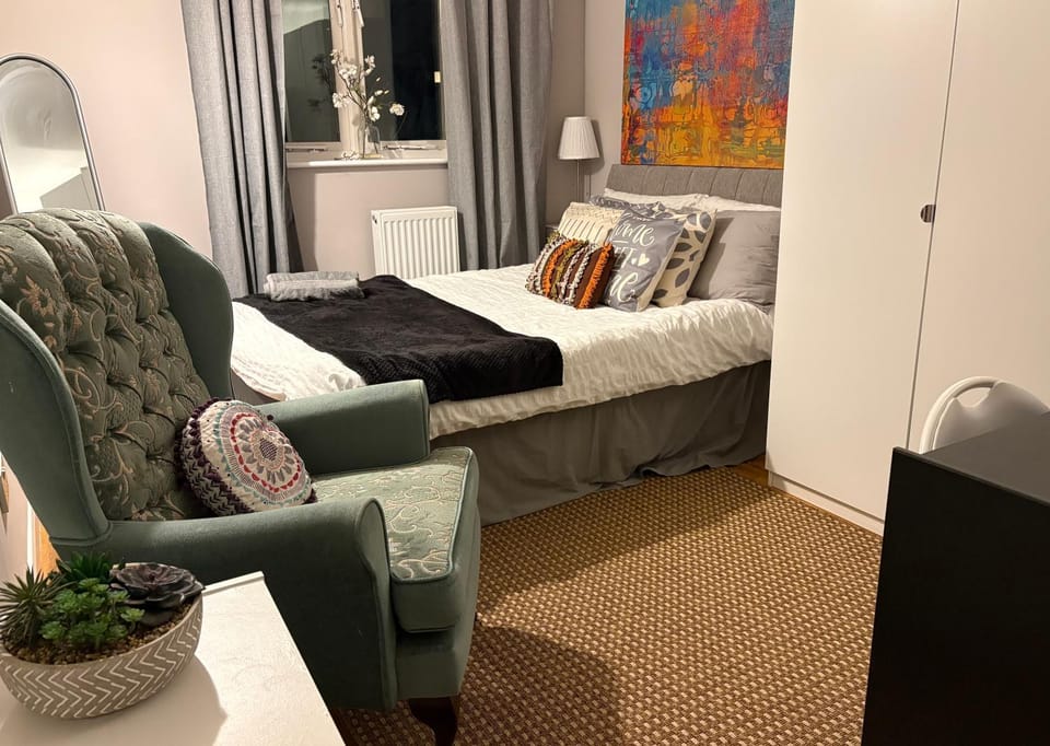 Beautiful Rooms near Hampton Court Vacation rental in Molesey