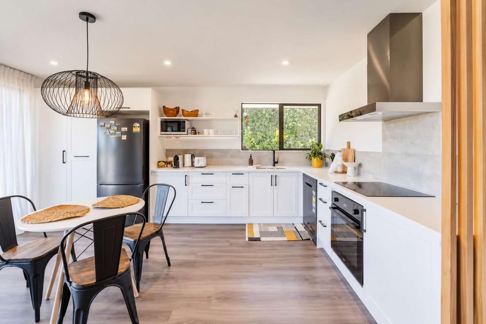 Hamptons Retreat - 1BR with Hot Tub and Fireplace House in Christchurch