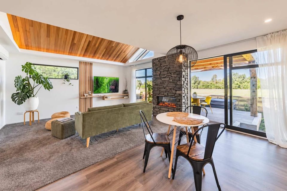 Hamptons Retreat - 1BR with Hot Tub and Fireplace House in Christchurch