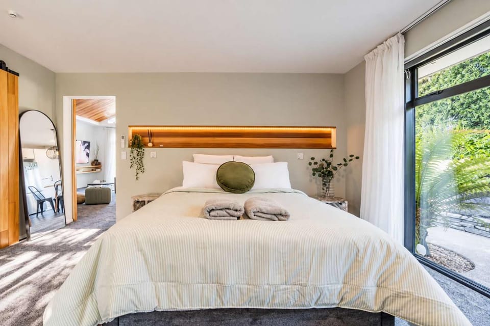 Hamptons Retreat - 1BR with Hot Tub and Fireplace House in Christchurch