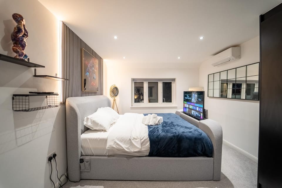 Bed, TV and multimedia, Photo of the whole room, Bedroom, towels, air conditioner