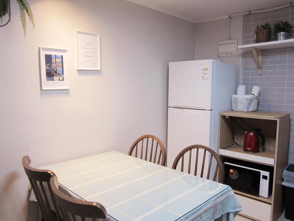 Coffee/tea facilities, Kitchen or kitchenette, Dining area, minibar