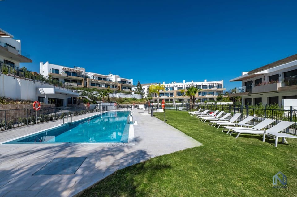 Property building, Swimming pool, sunbed