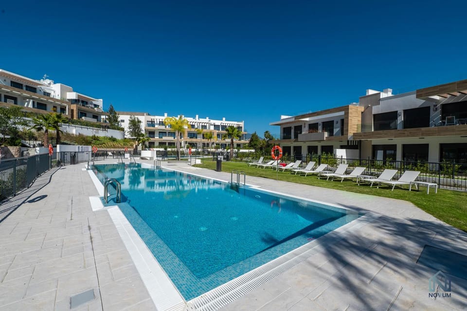Property building, Day, Swimming pool