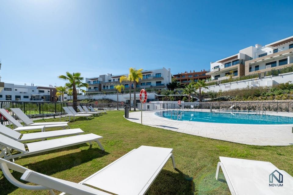 Property building, Swimming pool, sunbed
