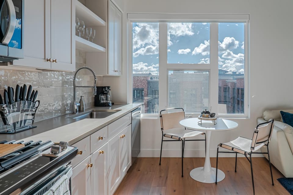 Kitchen or kitchenette, Dining area, dishwasher