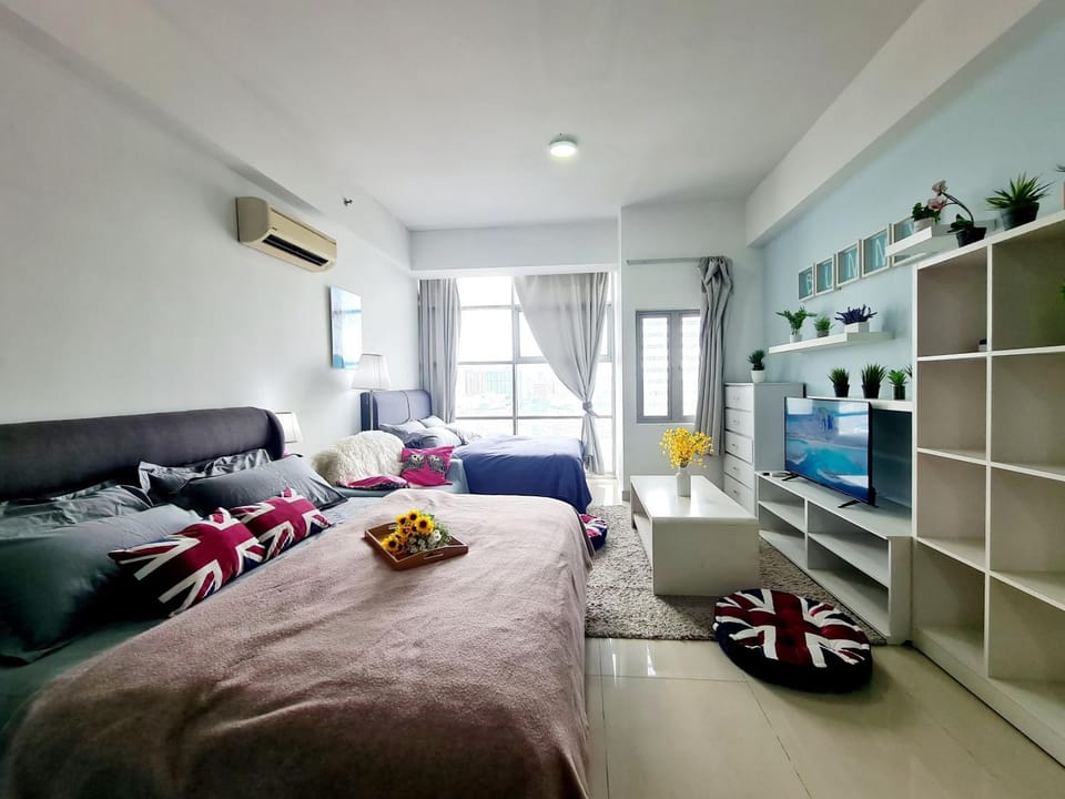 Bed, TV and multimedia, Living room, Photo of the whole room, Seating area, Bedroom, air conditioner