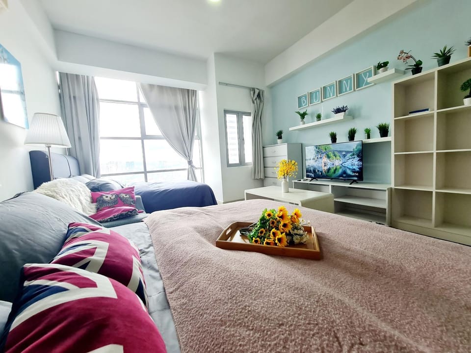 Bed, TV and multimedia, Living room, Photo of the whole room, Seating area, Bedroom