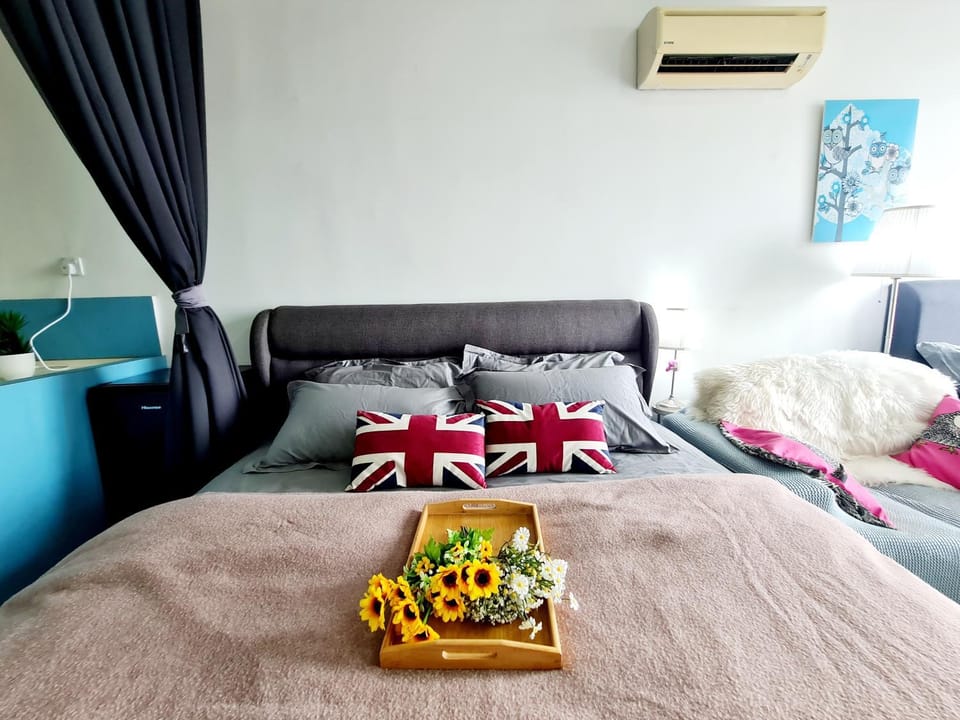 Bed, Living room, Photo of the whole room, Seating area, Bedroom, air conditioner